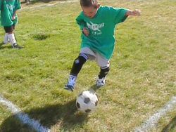 Niño jugando fútbol